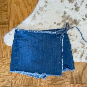 Distressed denim tied American Eagle skort